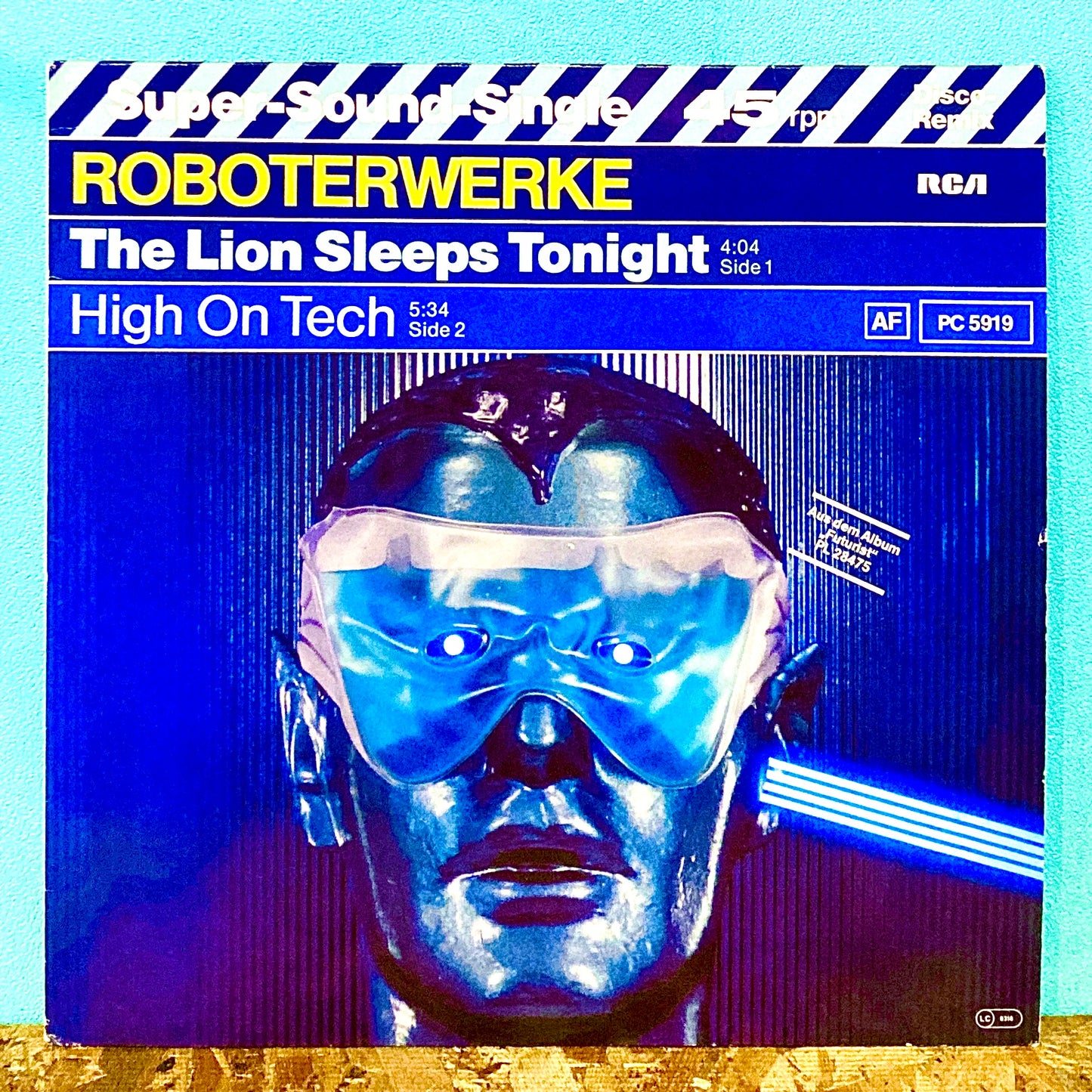 Roboterwerke - The Lion Sleeps Tonight / High On Tech