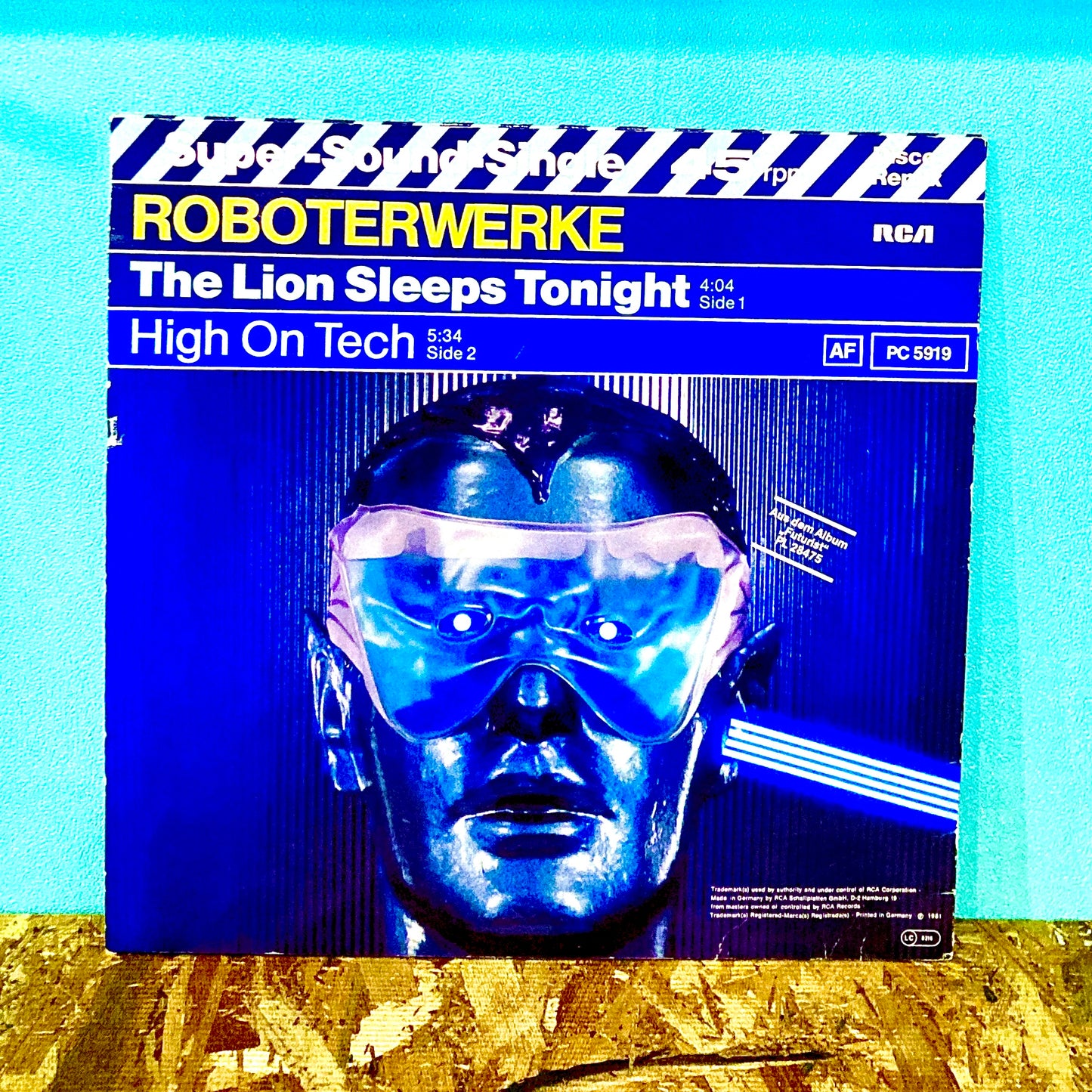 Roboterwerke - The Lion Sleeps Tonight / High On Tech