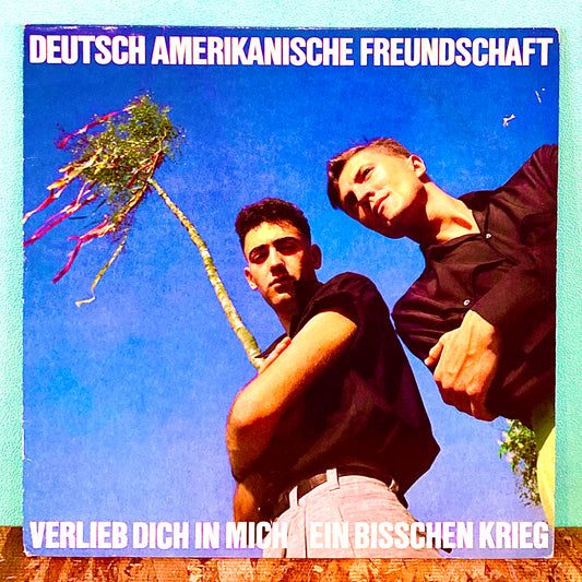 Deutsch Amerikanische Freundschaft ‎– Verlieb Dich In Mich / Ein Bisschen Krieg