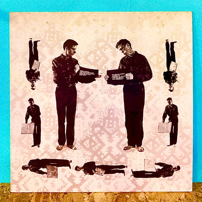 Holger Hiller ‎– Ein Bündel Fäulnis In Der Grube